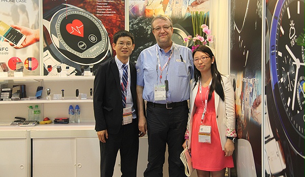 2015年4月香港环球资源展，PEARL 公司总裁参观阿科奇展位